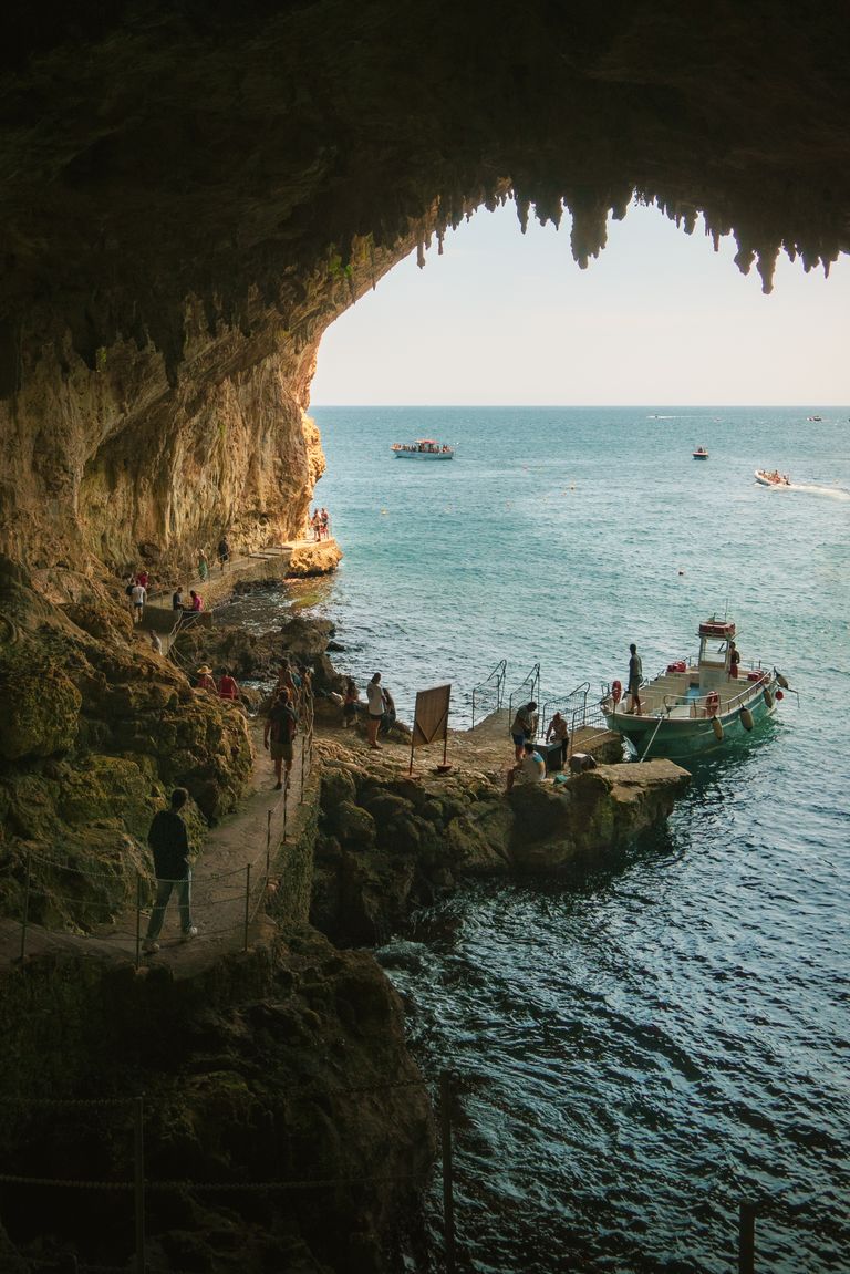 La scogliera a picco sul mare di Capo Caccia con la Escala del Cabirol Grotte di Nettuno