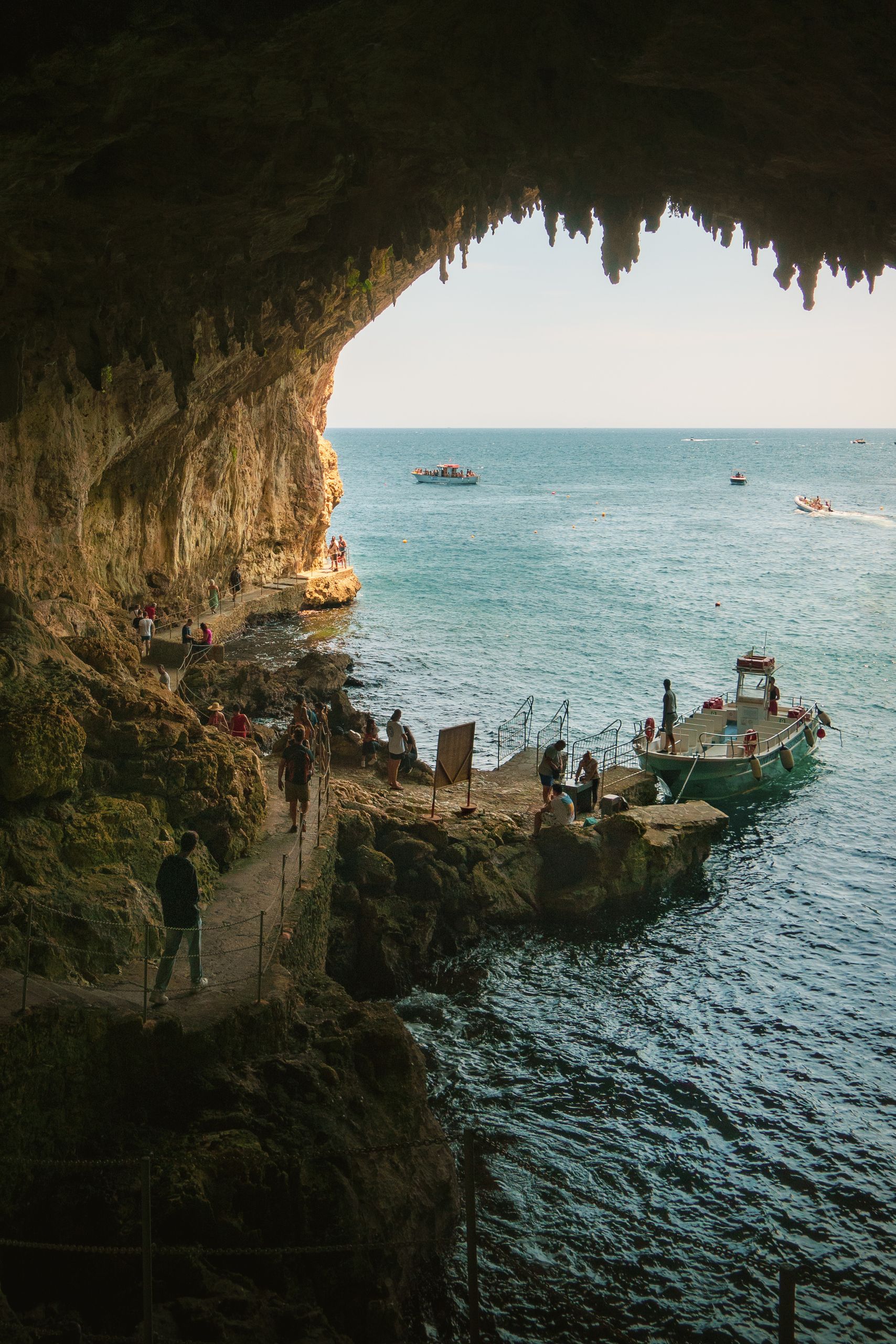 La scogliera a picco sul mare di Capo Caccia con la Escala del Cabirol Grotte di Nettuno