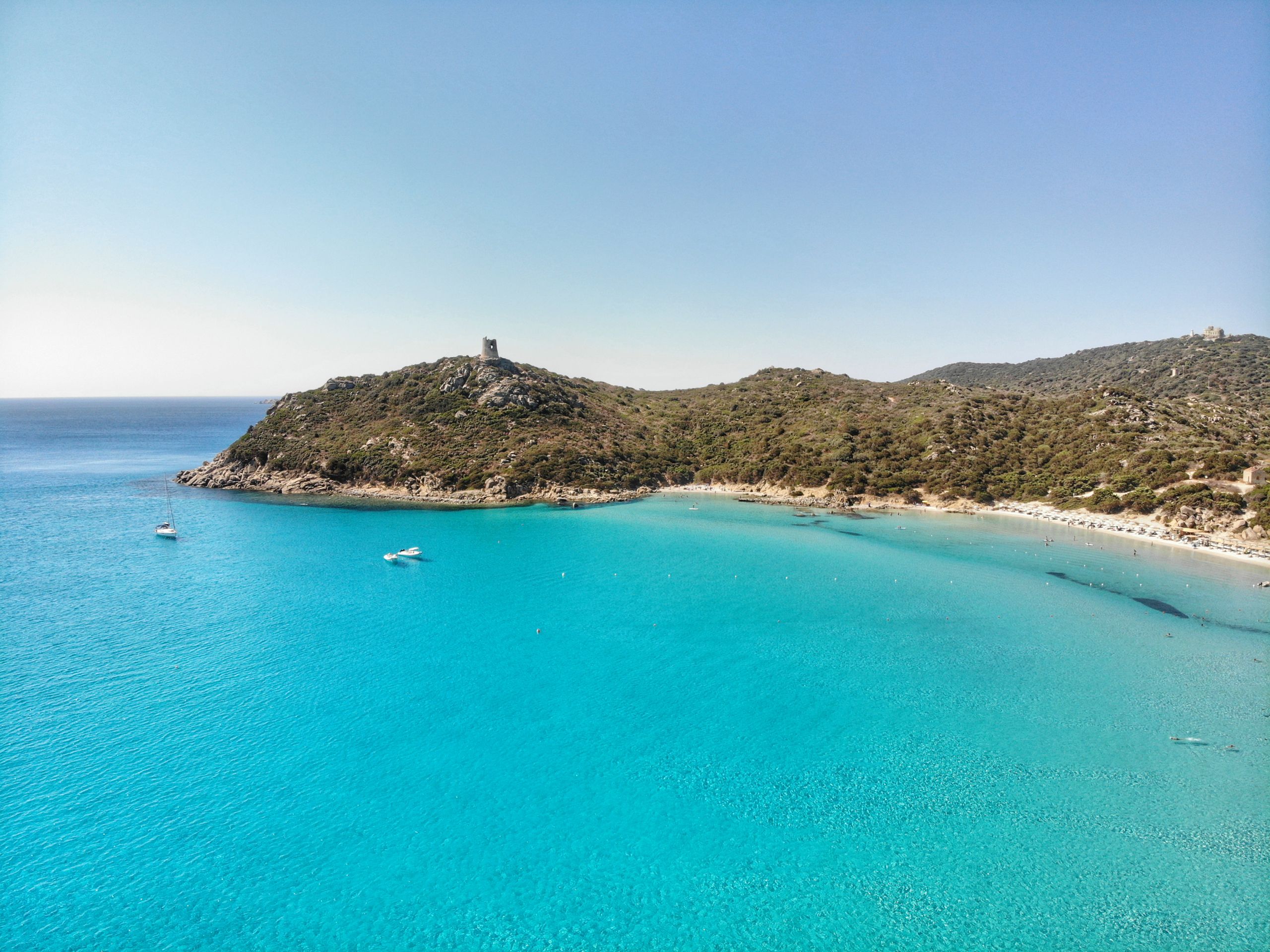 Acqua cristallina e rocce granitiche a Punta Molentis, Villasimius