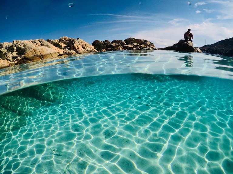 Barche e mare turchese all'Arcipelago della Maddalena