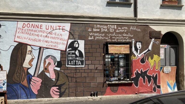 Un dettaglio ravvicinato di un colorato murales politico sulle vecchie pareti in pietra di Orgosolo murales di orgosolo