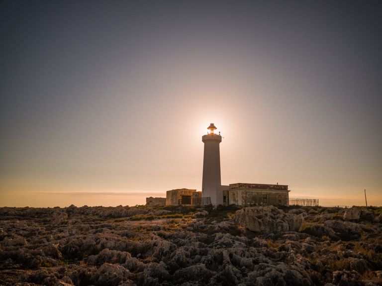 Faro di Capo Spartivento tramonto Sardegna o Capo Caccia faro scogliera