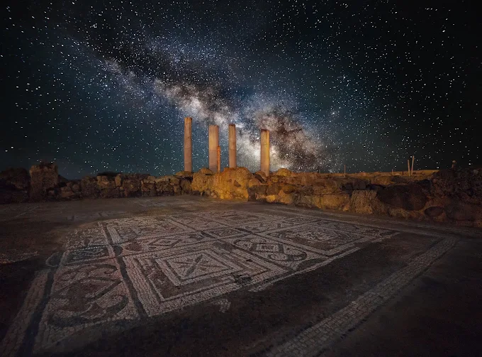 Le colonne romane del sito archeologico di Nora che si affacciano direttamente sul mare turchese