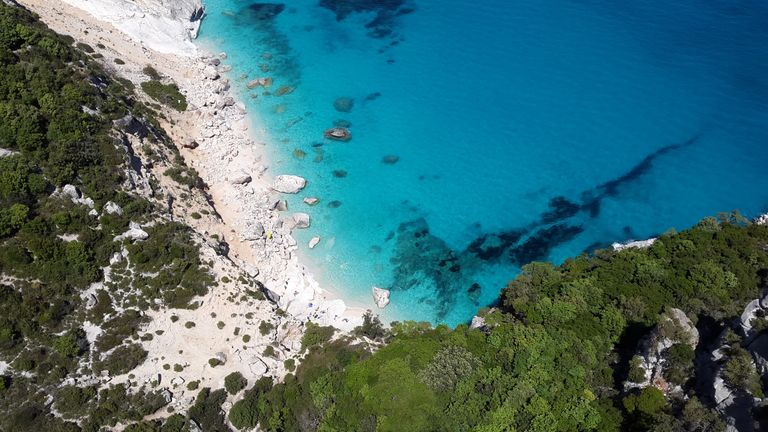 Vista dall'alto di Cala Goloritzé con l'Aguglia di roccia e l'acqua turchese
