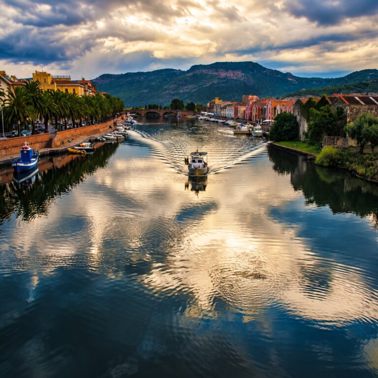 Bosa sul fiume Temo in Sardegna a settembre