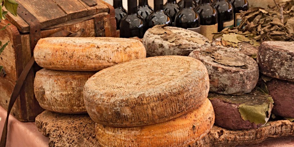 Forme di Pecorino Sardo DOP di diverse stagionature, formaggio tipico Sardegna