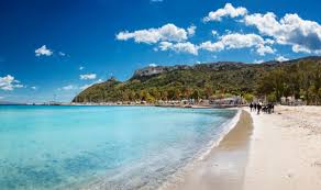 "Spiaggia del Poetto a Cagliari, con sabbia bianca e la Sella del Diavolo, spiaggia urbana.