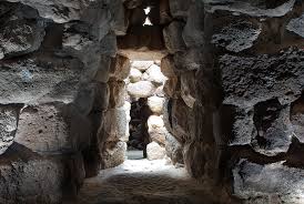 Interno del Nuraghe Su Nuraxi di Barumini, dettagli della costruzione in pietra a secco.