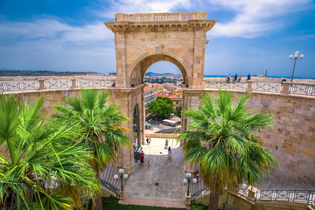 Bastione di Saint Remy a Cagliari, terrazza panoramica con vista sul centro storico e il porto
