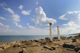 Rovine dell'antica città di Tharros sulla penisola del Sinis, con il mare azzurro sullo sfondo, archeologia in Sardegna