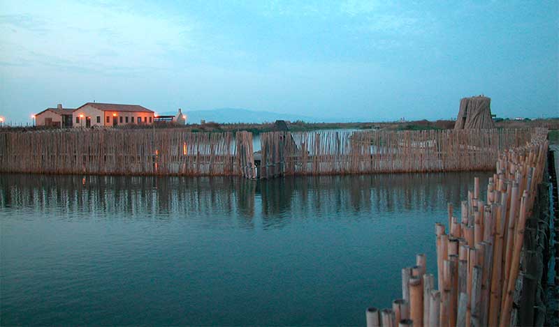 Laguna di Cabras, Sardegna, con i tipici capanni di legno dei pescatori