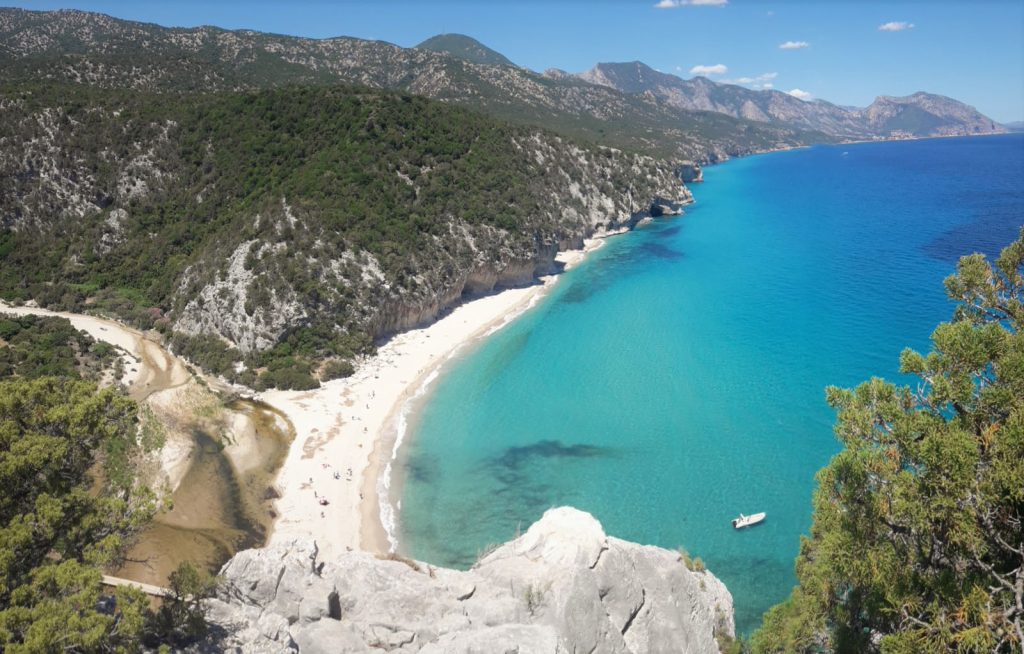 Sentiero di trekking con vista panoramica sul mare cristallino del Golfo di Orosei