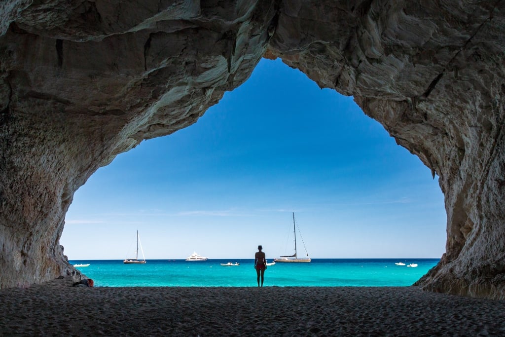 Grotte di Cala Luna, ampie cavità sulla spiaggia con acqua turchese, Golfo di Orosei.