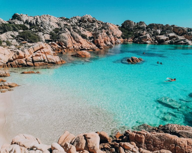 La spiaggia di Cala Coticcio a Caprera, conosciuta come la Tahiti della Sardegna