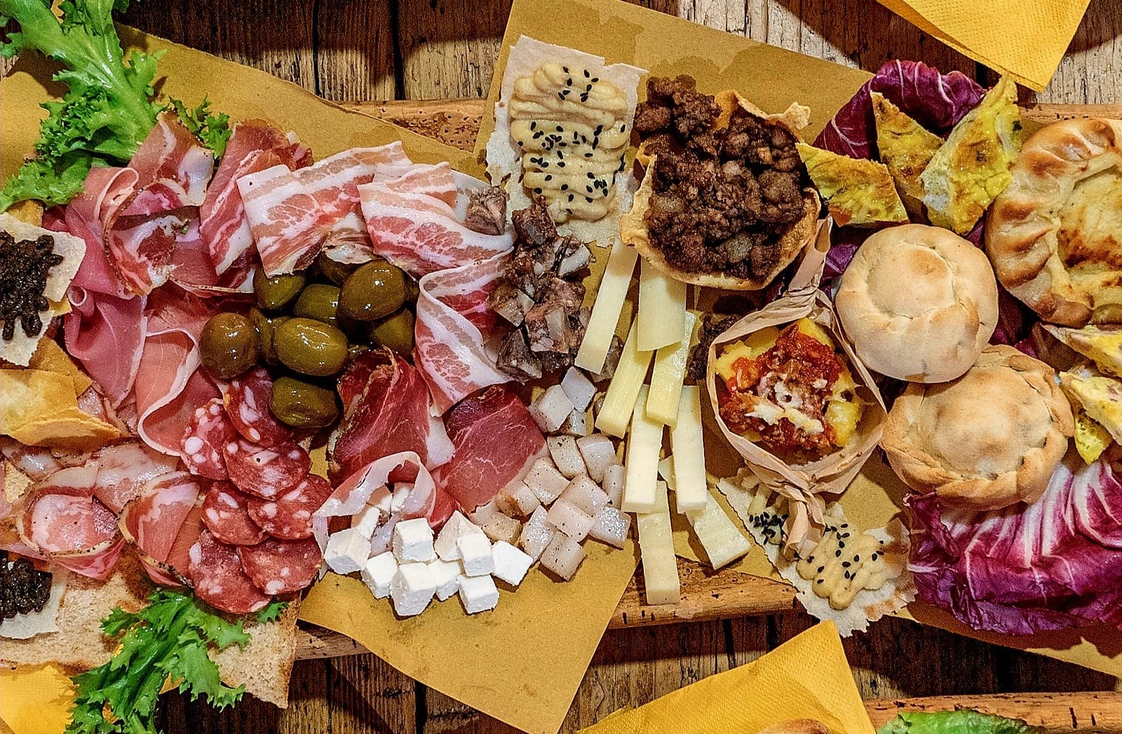 Tagliere di salumi e formaggi tipici sardi in un agriturismo in Gallura