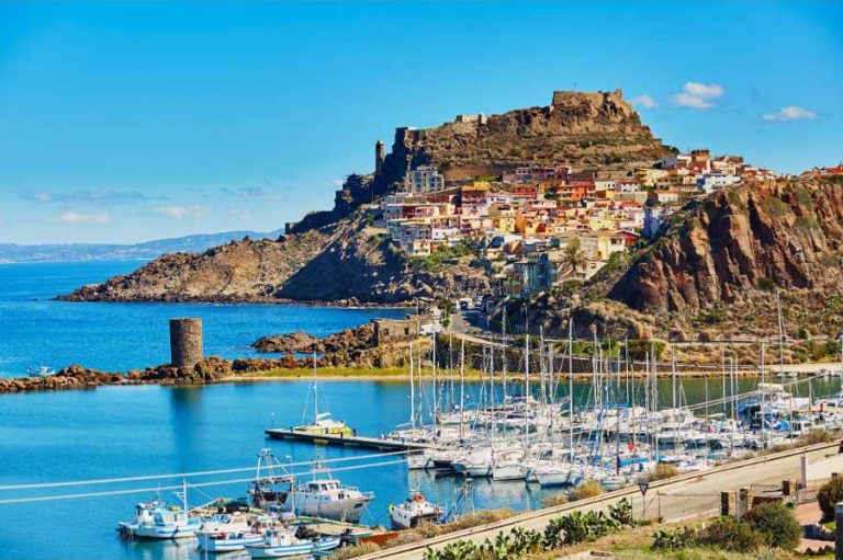 Panorama del borgo medievale di Castelsardo a picco sul mare