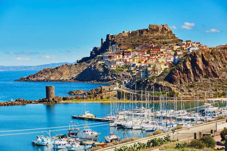 Panorama del borgo medievale di Castelsardo a picco sul mare