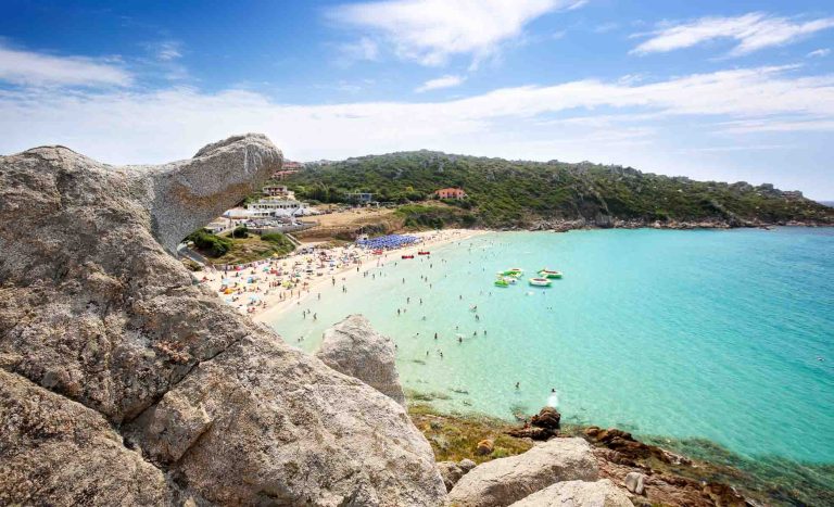 La spiaggia di Rena Bianca a Santa Teresa di Gallura con il paese sullo sfondo e mare turchese Santa Teresa Gallura