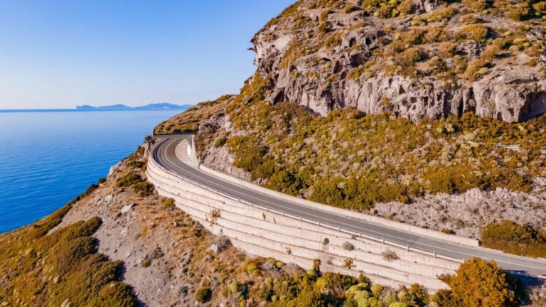 Auto sulla litoranea per il nostro itinerario sardegna 7 giorni da alghero